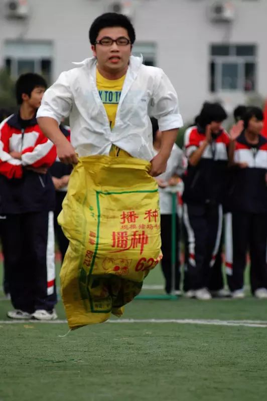 户外足球玩法规则介绍游戏教案_户外足球玩法规则介绍游戏视频_户外足球规则游戏玩法介绍